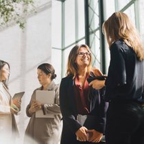 Austausch ist wichtig: An Finanzevents profitieren Frauen durch den Dialog.