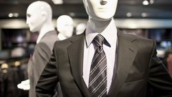 Anzüge bei Globus: Der Firma fehlt es an einer konsistenten Positionierung.