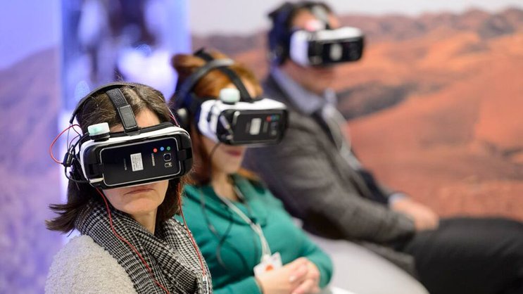 Virtual Reality: Beim Filmeschauen mit der Hightech-Brille darf der Blick auch mal abschweifen. Keystone