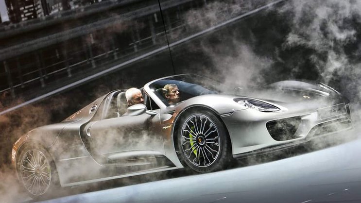 Konzernchef Matthias Müller präsentiert den 918 Spyder an der Frankfurter Automesse IAA.Keystone