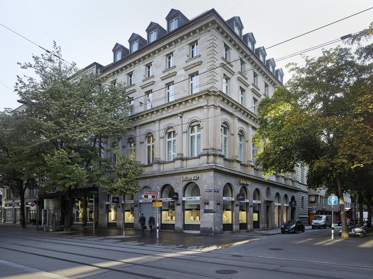 1924 zog die im Jahre 1890 gegründete Bank Julius Bär an die Bahnhofstrasse 36 im Zürcher Bankzentrum. Rund 7400 Mitarbeiter beschäftigt die weltweit tätige Bankengruppe heute.