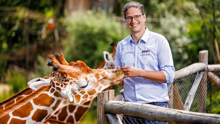 Severin Dressen ist seit fünf Jahren Direktor des Zoos Zürich. Der 37-jährige Deutsche ist promovierter Biologe, verheiratet und Vater von vier Kindern.