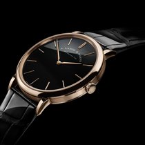 Mit ihrem schlanken Gehäuse, zurückhaltenden Design und ihren edlen Materialien verköpert die Saxonia Thin zeitlose Eleganz.