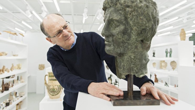 Unternehmer und Sammler Jean Claude Gandur in der ägyptischen Sammlung seiner Stiftung.