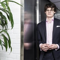 Keegan McBride ist ein international renommierter Experte für digitale Governance, KI, Technologie- und Geopolitik.