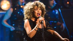 Tina Turner auf der Bühne: Mit Ehepartner Erwin Bach wird sie neue Nachbarin der Federers am Zürichsee.