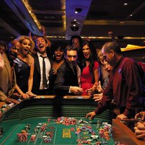 Szene aus «Les Infidèles»: Beim Roulette werden die Wahrscheinlichkeiten intuitiv völlig falsch eingeschätzt. Die Casinos profitieren davon.
