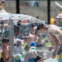 Bei der aktuellen Hitzewelle hilft oft nur noch eine Abkühlung. Die hohen Temperaturen spüren aber nicht nur die Menschen, sondern auch die Wirtschaft.