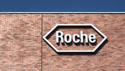 Das Roche-Logo an einem Gebäude beim Bahnhof Basel.