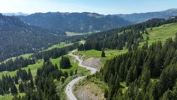 Der Riedbergpass, Deutschlands höchster Strassenpass, lockt Biker an.