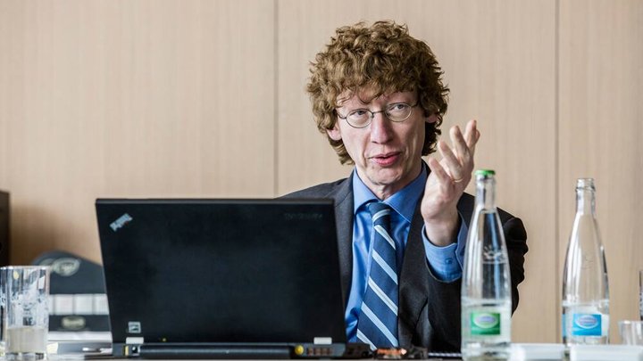 private-banking-jury-throsten-hens.jpg