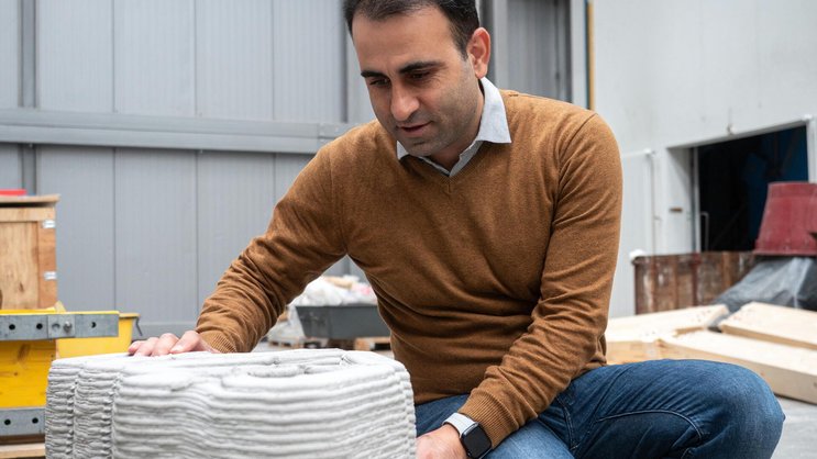 Empa-Forscher Moslem Shahverdi inspiziert das Bauteil aus dem Drucker.