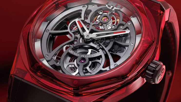 Vor wenigen Tagen präsentierte Girard-Perregaux die Laureato Absolute Light & Shade mit metallisiertem Saphirglasgehäuse. Die Laureato-Kollektion feiert 2025 ihr 50-Jahr-Jubiläum.