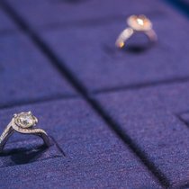 Diamanten der südafrikanischen Firma De Beers, in Hongkong zum Verkauf angeboten.