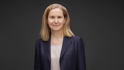 Marion Fengler-Veith leitet seit Anfang 2023 das Büro des Personalberaters Heidrick & Struggles in Zürich. Die promovierte Chemikerin hat einen Fokus auf der Life-Sciences-Branche und Diversität.