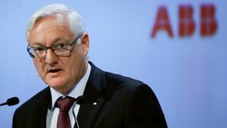 Doppelmandat: Seit April leitet VR-Präsident Peter Voser ABB auch operativ. Doch der Aktienkurs kommt auch unter ihm nicht voran.