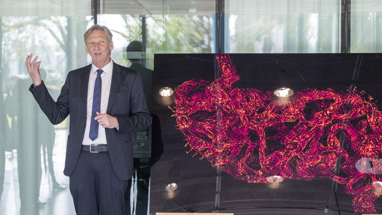 Der Standortleiter Basel der Roche, Jürg Erismann präsentiert an der Eröffnung des Institute of Human Biology ein Organoid.