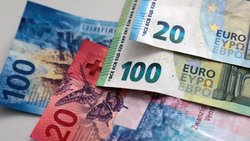 Euro- und Franken-Geldnoten.