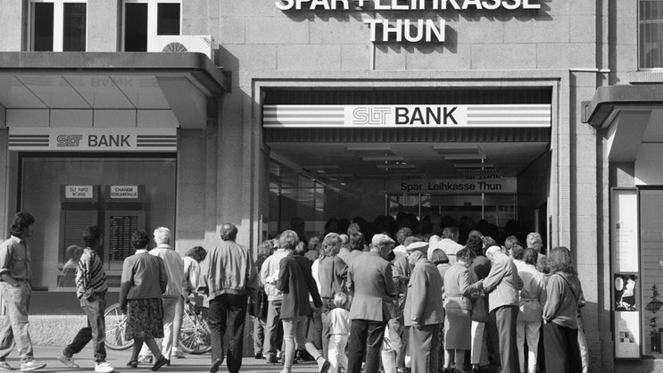 Kunden stehen Schlange bei der Sparkasse Thun: Sie verloren 223 Millionen Franken. Keystone