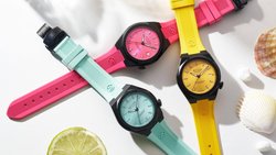 Die Uhren sind in Fuchsia, Türkis und Gelb erhältlich, mit schwarzem PVD-beschichtetem Edelstahlgehäuse und zertifiziertem Soprod-Kaliber.