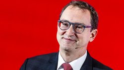 Raiffeisens Interims-Chef Christian Poerschke hat mit seinen Vorgängern gebrochen. Er will sich weniger abhängig vom Immobilienmarkt machen.