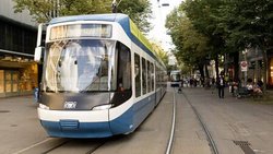 Die Zürcher Bahnhofsstrasse bereitet sich auf die einträglichste Zeit des Jahres vor. (Bild: Keystone)