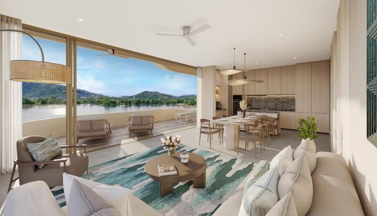 Wohnzimmer in einem Apartment mit drei Schlafzimmern von Banyan Group Residences in Bang Tao, Phuket, Thailand.
