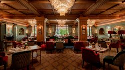 Hinter der märchenschlossartigen Fassade vereint das «Gstaad Palace» kosmopolitische Lässigkeit und alpinen Charme auf unvergleichliche Weise.