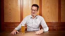 Bier oder nicht Bier? Das ist bei ihm selten die Frage. Der gelernte Gastronom Aurèle Meyer führt die Brauerei Locher – die Nummer drei in der Schweiz hinter Carlsberg und Heineken.