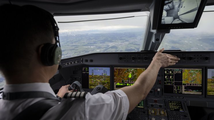 Ein Pilot soll ab 2027 nach dem Willen von Airlines und Regulatoren bei vielen Flügen ausreichen.