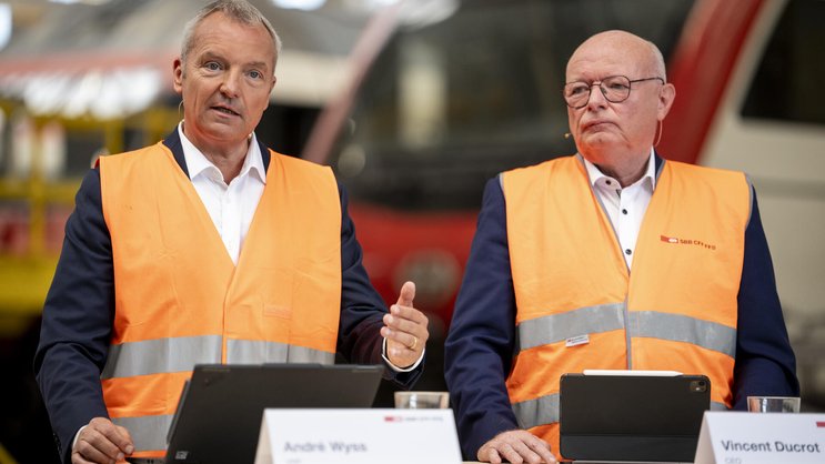 Der erste Auftritt des neuen SBB-Präsidenten André Wyss (l.). Zusammen mit CEO Vincent Ducrot enthüllte er im Reparaturcenter Zürich Altstetten seine Pläne.