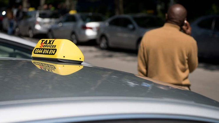 Taxi: Dank Taxiunternehmen kann die Post Pakete auch am Sonntag ausliefern. Keystone