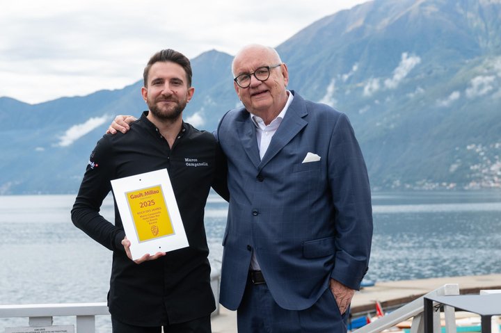 Marco Campanella, links, praesentiert am Montag, 30. September 2024, zusammen mit dem Gault Millau Chefredaktor Urs Heller seine Auszeichnung zum Koch des Jahres vor dem Hotel Eden Roc in Ascona. Der Tessiner Chefkoch im hoteleigenen Restaurant ''La Brezza'' wurde zum Koch des Jahres 2025 durch den Gastronomiefuehrer Gault-Millau gewaehlt. (KEYSTONE/Ti-Press/Samuel Golay)