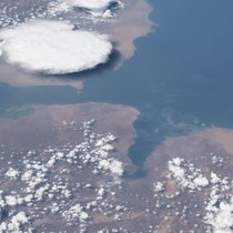 Die Meerenge Bab al-Mandab aus der Vogelperspektive: Neben der Strasse von Hormus ist diese das zweite strategische Nadelöhr der Region.