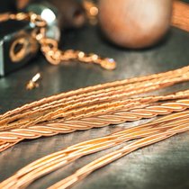 Kordeln aus Gold: Der Halsschmuck der Goldschmiede Wellendorff fühlt sich an, als wäre er aus Seide.