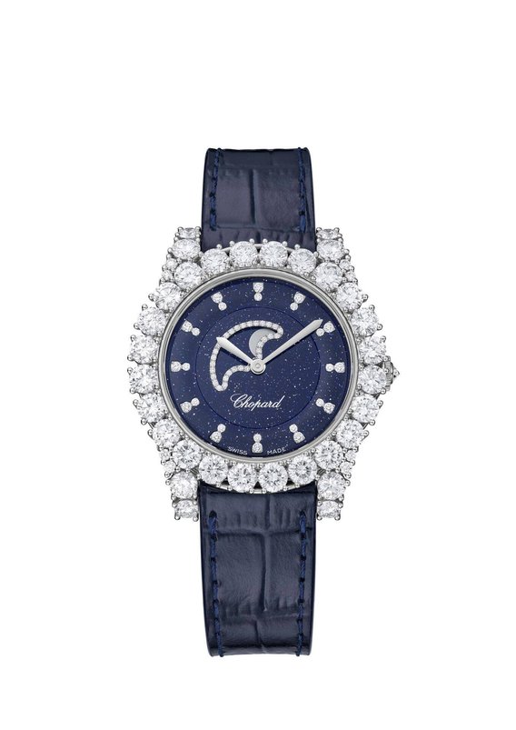 Chopard
Die weissgoldene Automatikuhr L’Heure du Diamant Mondphase zeigt den Mond mit astrono­mischer ­Präzision, gerahmt von Diamanten in Kronenfassung.