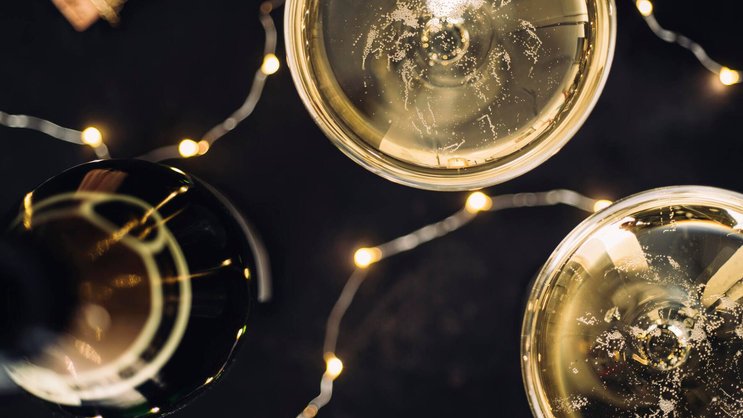 Es prickelt in den Gläsern: Champagner ist das klassische Getränk für Feste und Feiern. Das leise Prickeln sorgt für den edlen Auftritt.