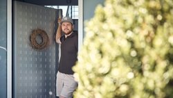 Ex-Ski-Ass Niels Hintermann öffnet seine Türe und zeigt die Solarlösungen, durch die er seinen CO₂-Fussabdruck fast halbieren kann.
