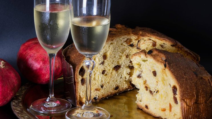 Allein in Italien werden vor Weihnachten schätzungsweise rund 110 Millionen Panettone verkauft. Zum Klassiker aus Sauerteig passen italienische Schaumweine.