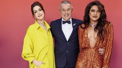 Bulgari-CEO Jean-Christophe Babin lässt Botschafterinnen für die Marke sprechen. Hier mit den Ambassadorinnen Anne Hathaway (l.) und Priyanka Chopra Jonas.