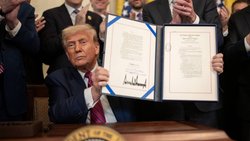 US-Präsident Donald Trump im Juli bei der Unterzeichung des Genius Act.