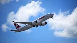 Swiss-Passagiere dürfen aufatmen: Die Airline schafft die saftigen Preisaufschläge bei den Stornierungsgebühren wieder ab.