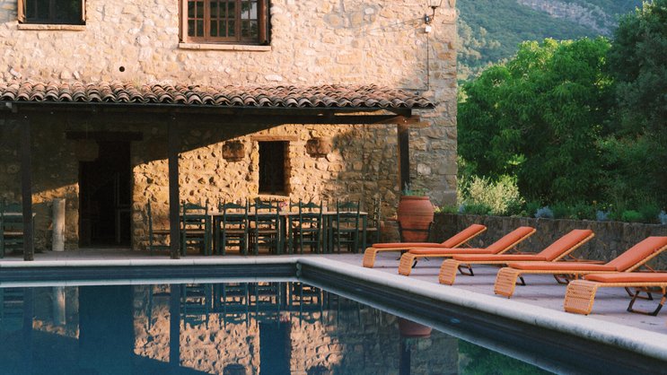 ENTSCHLEUNIGUNG Die restaurierte Farm Off Grid Girona zelebriert das langsame Leben und verbindet ihre Gäste mit der Natur.