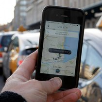 Abholen: Uber bezahlt seinen Fahrern keine Sozialabgaben. Keystone