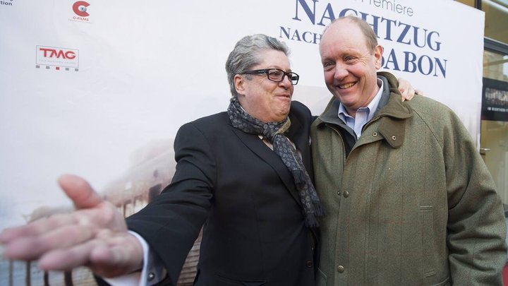 Peter Reichenbach, Produzent C-Films Zuerich, links, mit Filmproduzent Hans Syz, auf dem roten Teppich vor der Filmpremiere "Nachtzug nach Lissabon" am 21. Februar 2013 in Bern. (KEYSTONE/Marcel Bieri)
