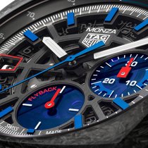 Die TAG Heuer Monza Flyback Chronometer wirkt dank des 42-Millimeter-Gehäuses aus Karbon modern und dynamisch.