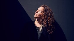 Material-Alchimistin: Die junge Genferin Sonia Kacem (Aufsteiger unter 40: Rang 4) kommentiert in ihrem Werk den Produktions-Konsum-Abfall-Kreislauf von Gütern.