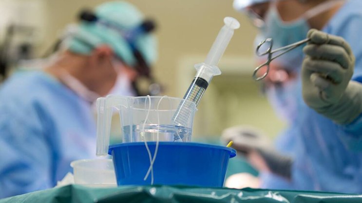 Ärzte: Die Krankenkassenprämien steigen 2017 überdurchschnittlich. Keystone