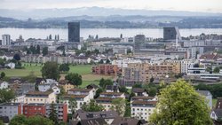 In der Schweiz aber gilt für alle Grossfirmen eine Gewinnsteuerbelastung von 15 Prozent – auch in Zug (Bild). Deshalb locken die Kantone mit anderen Goodies.