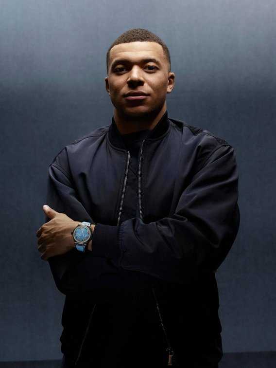 Der Hublot-Botschafter Kylian Mbappé mit der Big Bang e Gen3 UEFA Euro 2024.